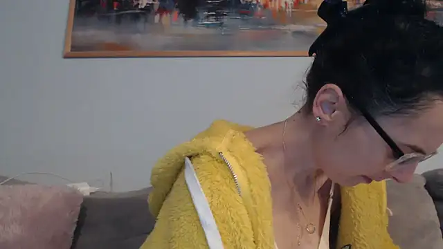 cleophee online show from April 2026 05:49:01 AM