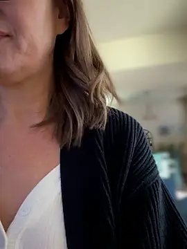 Snapshot of MaiseKnox chatting on November 2025 05:17:01 PM MaiseKnox online show from November 2025 05:17:01 PM