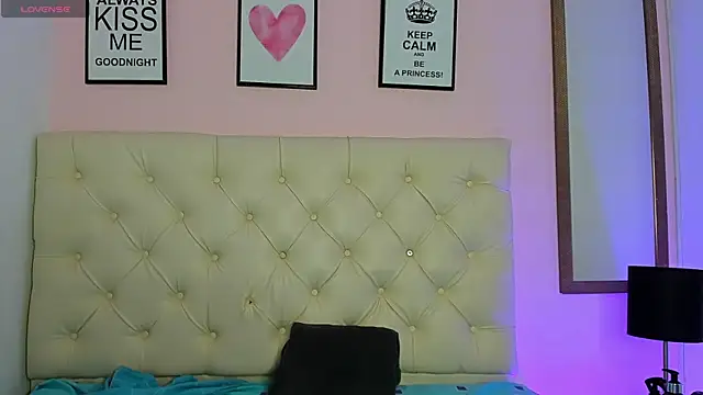 Snapshot of WhitneyWells chatting on February 2026 06:43:02 AM WhitneyWells online show from February 2026 06:43:02 AM