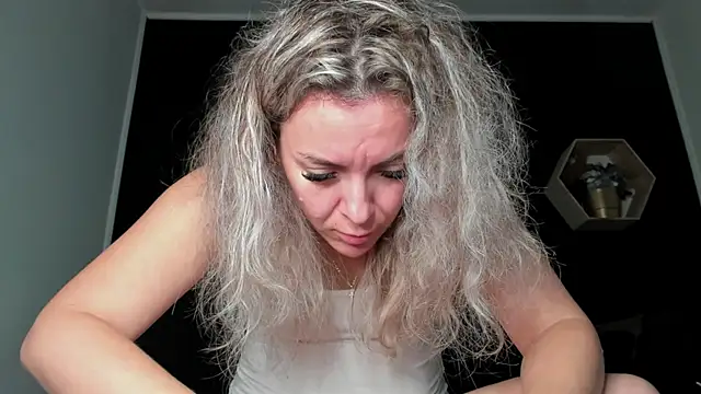 Snapshot of Alesys69 chatting on November 2025 10:42:01 PM Alesys69 online show from November 2025 10:42:01 PM