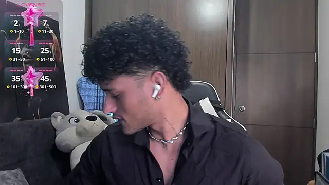 Snapshot of Alessandro_Vanni chatting on October 2025 03:35:02 PM Alessandro Vanni online show from October 2025 03:35:02 PM