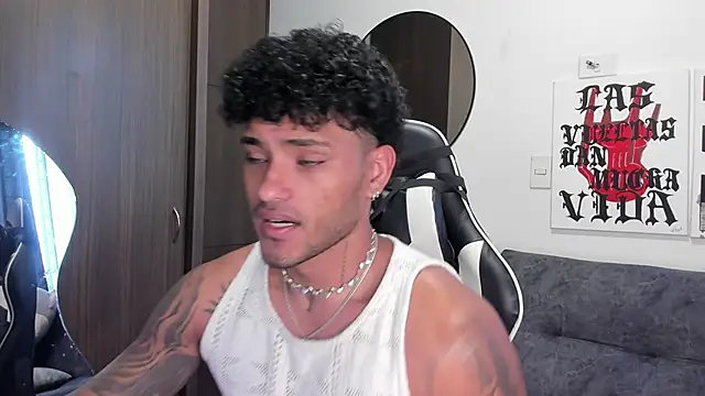 Snapshot of Alessandro_Vanni chatting on December 2025 12:32:01 PM Alessandro Vanni online show from December 2025 12:32:01 PM