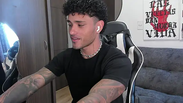 Snapshot of Alessandro_Vanni chatting on December 2025 03:19:01 PM Alessandro Vanni online show from December 2025 03:19:01 PM