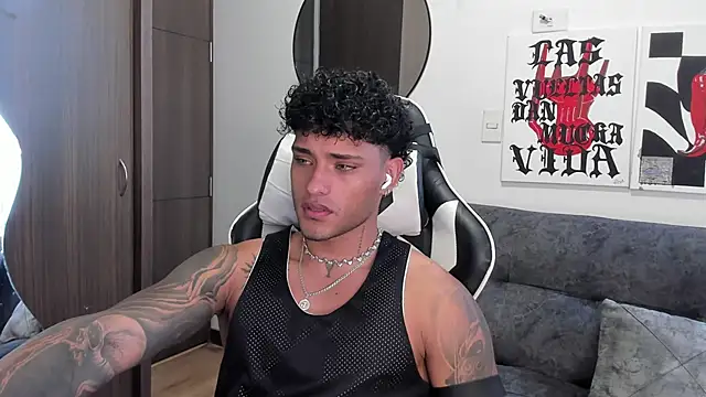 Snapshot of Alessandro_Vanni chatting on December 2025 03:42:01 PM Alessandro Vanni online show from December 2025 03:42:01 PM