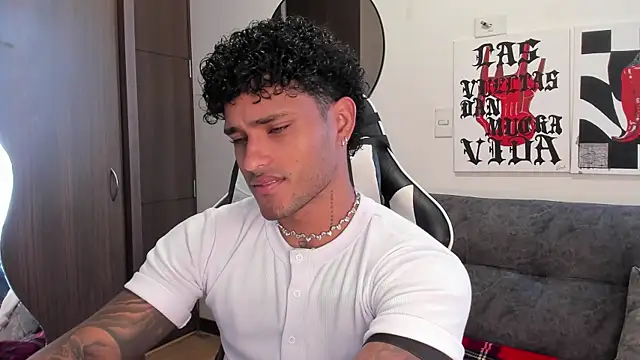 Snapshot of Alessandro_Vanni chatting on January 2026 01:26:02 PM Alessandro Vanni online show from January 2026 01:26:02 PM