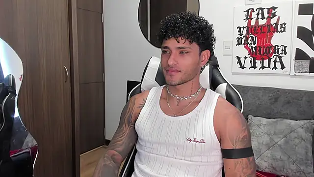 Snapshot of Alessandro_Vanni chatting on January 2026 01:48:02 PM Alessandro Vanni online show from January 2026 01:48:02 PM