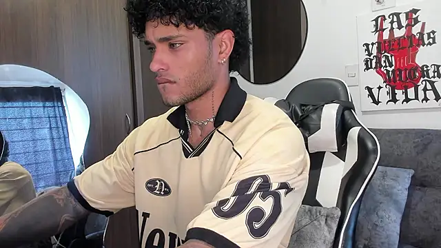 Snapshot of Alessandro_Vanni chatting on February 2026 02:35:01 PM Alessandro Vanni online show from February 2026 02:35:01 PM