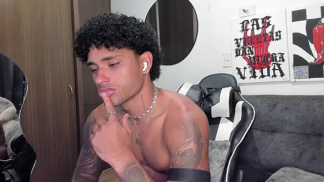 Snapshot of Alessandro_Vanni chatting on February 2026 03:27:01 AM Alessandro Vanni online show from February 2026 03:27:01 AM