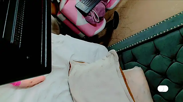 Imannejulienne online show from December 2024 12:22:02 PM