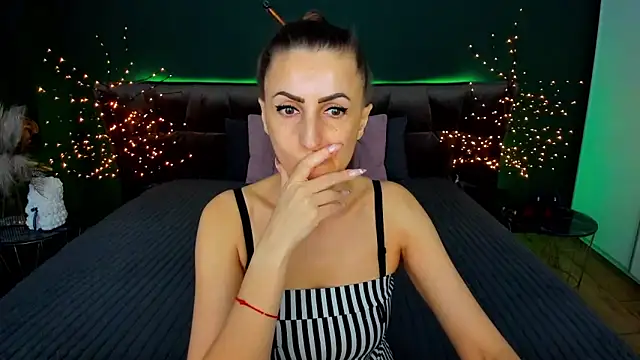 Snapshot of Rebecca_Diamond chatting on December 2025 06:40:02 AM Rebecca Diamond online show from December 2025 06:40:02 AM