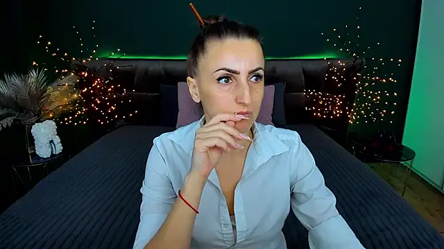 Snapshot of Rebecca_Diamond chatting on December 2025 06:52:02 AM Rebecca Diamond online show from December 2025 06:52:02 AM