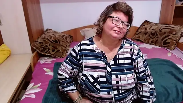 Snapshot of SweetMommaX chatting on October 2025 01:56:02 PM SweetMommaX online show from October 2025 01:56:02 PM