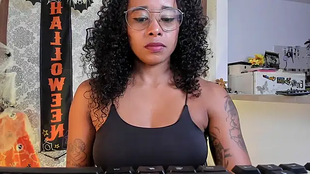 Snapshot of kelly_thomson chatting on October 2025 10:43:02 PM kelly thomson online show from October 2025 10:43:02 PM