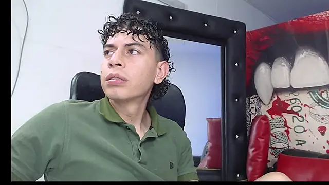 Snapshot of Strongernastyx chatting on December 2024 10:19:01 PM Strongernastyx online show from December 2024 10:19:01 PM