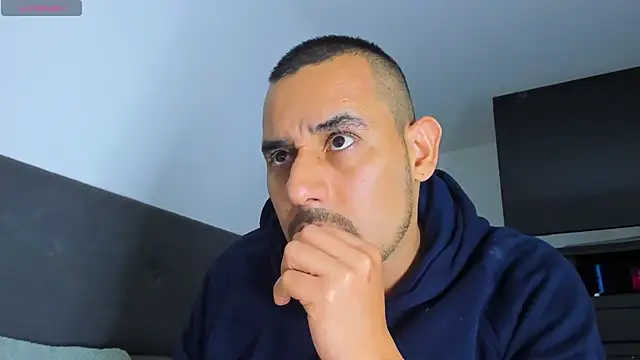 jhonyalzate2 online show from March 2025 11:37:01 PM