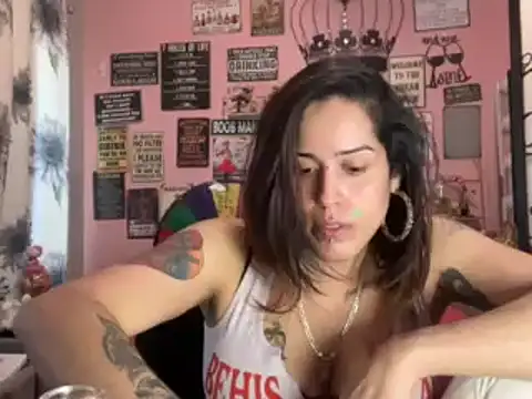 Snapshot of latinacubana chatting on January 2025 01:31:02 PM latinacubana online show from January 2025 01:31:02 PM