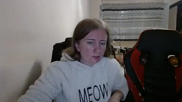 Snapshot of PeterAndJen chatting on October 2025 06:36:01 PM PeterAndJen online show from October 2025 06:36:01 PM