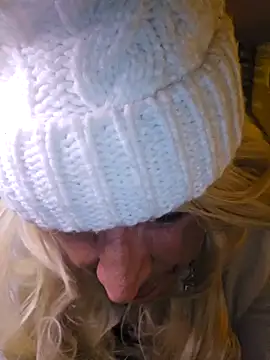 Snapshot of CROSSCOUNTRY1 chatting on January 2025 11:37:02 PM CROSSCOUNTRY1 online show from January 2025 11:37:02 PM