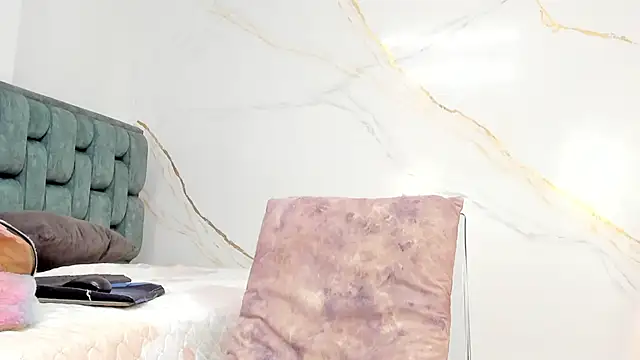 IsiisLovei online show from September 2025 02:17:01 PM