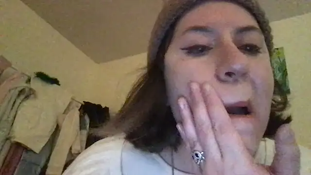 Snapshot of HYPHYtype chatting on December 2025 02:19:01 AM HYPHYtype online show from December 2025 02:19:01 AM