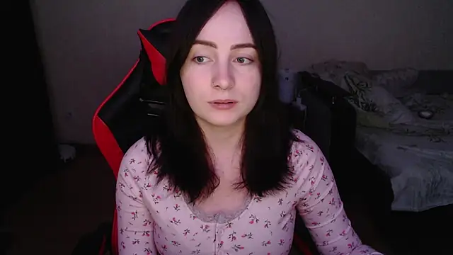 Laralianna online show from November 2025 05:48:02 PM