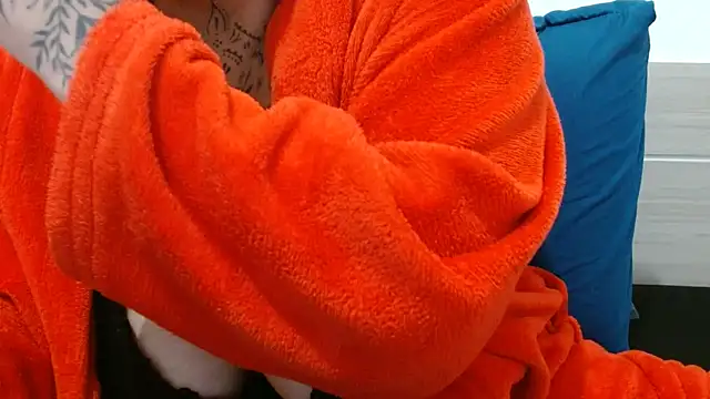 Snapshot of vaholiver chatting on November 2025 08:03:01 PM vaholiver online show from November 2025 08:03:01 PM