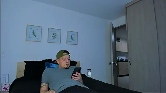 alejandro calderon1 online show from December 2025 01:22:01 AM