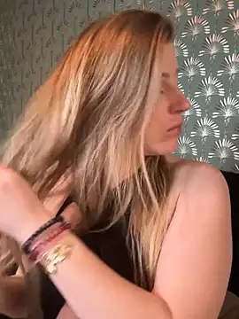 Snapshot of FoxyFrenchy chatting on November 2025 07:18:01 PM FoxyFrenchy online show from November 2025 07:18:01 PM