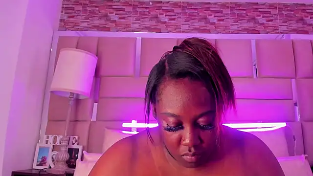 ShaniaBrownn online show from October 2025 07:46:02 PM