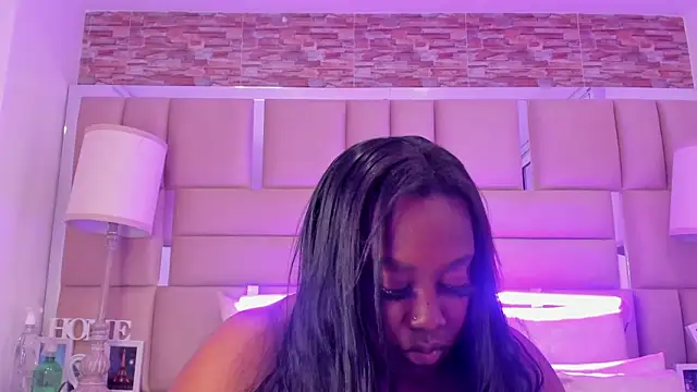 ShaniaBrownn online show from November 2025 07:46:01 PM