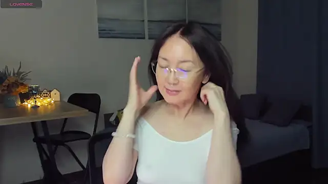 Snapshot of AvroraSakura chatting on December 2024 01:33:02 PM AvroraSakura online show from December 2024 01:33:02 PM