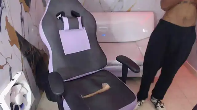 Snapshot of ManSant chatting on October 2025 01:34:01 PM ManSant online show from October 2025 01:34:01 PM