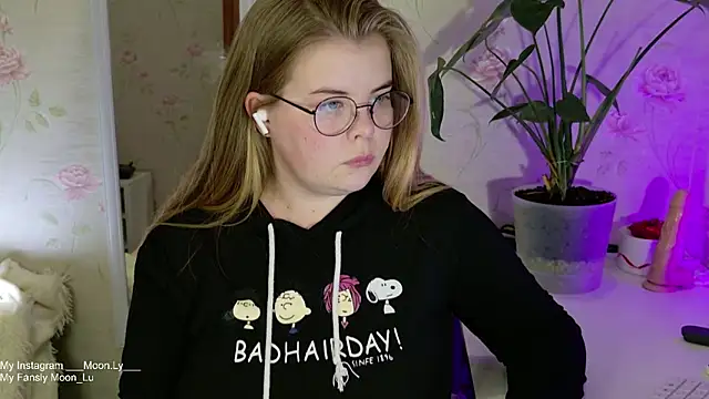 Snapshot of sinnamon_ chatting on September 2025 05:18:02 PM sinnamon online show from September 2025 05:18:02 PM