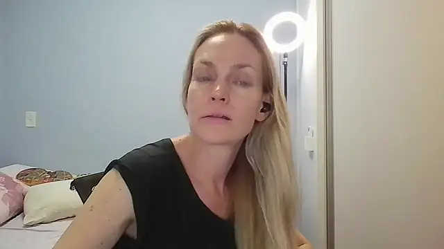 Annylove1 online show from April 2026 12:19:02 PM