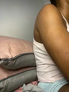 Snapshot of _yisela_ chatting on February 2026 01:31:02 AM yisela online show from February 2026 01:31:02 AM