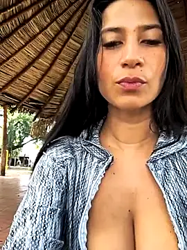 Snapshot of lady-rosse chatting on February 2025 07:37:02 PM lady-rosse online show from February 2025 07:37:02 PM