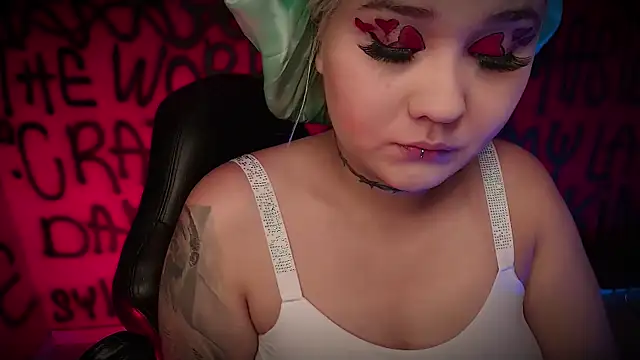 Snapshot of Laura_takint chatting on February 2025 04:09:02 PM Laura takint online show from February 2025 04:09:02 PM