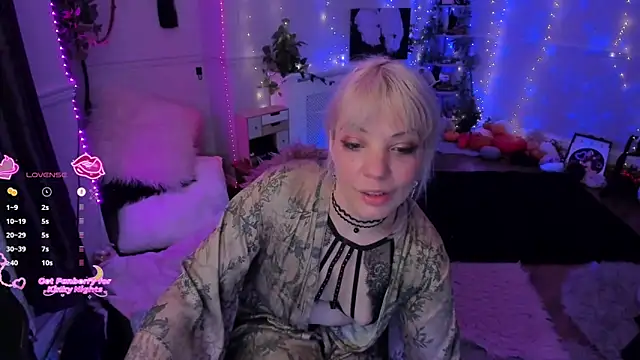 AliceW0lf online show from November 2025 05:05:02 PM