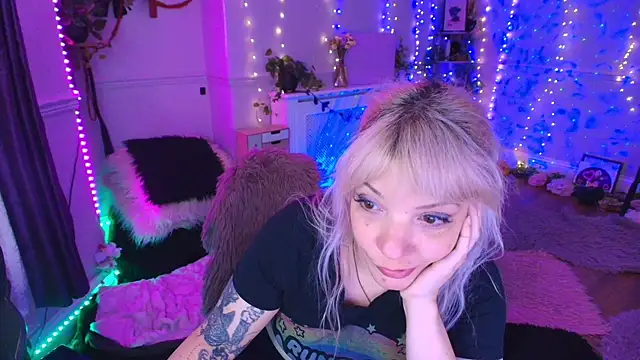 AliceW0lf online show from April 2026 08:47:01 PM