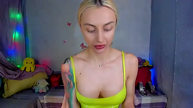 Snapshot of LickLizzy chatting on November 2025 04:48:01 AM LickLizzy online show from November 2025 04:48:01 AM