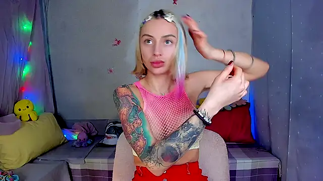 Snapshot of LickLizzy chatting on November 2025 10:26:01 PM LickLizzy online show from November 2025 10:26:01 PM