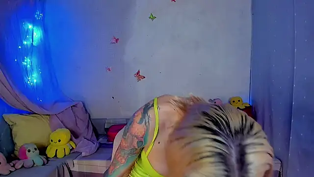 Snapshot of LickLizzy chatting on November 2025 09:47:01 PM LickLizzy online show from November 2025 09:47:01 PM