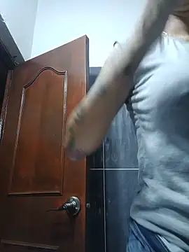Snapshot of LunaZambrano chatting on May 2026 02:29:01 AM LunaZambrano online show from May 2026 02:29:01 AM