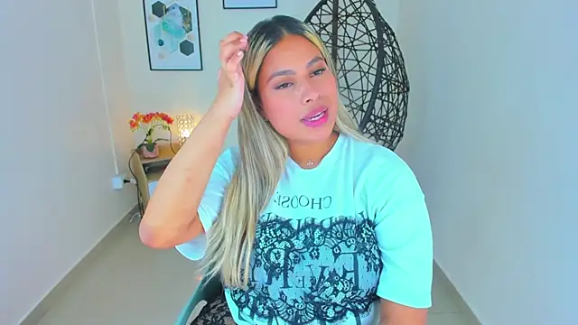 Snapshot of Carlota_peach chatting on February 2025 03:15:01 AM Carlota peach online show from February 2025 03:15:01 AM