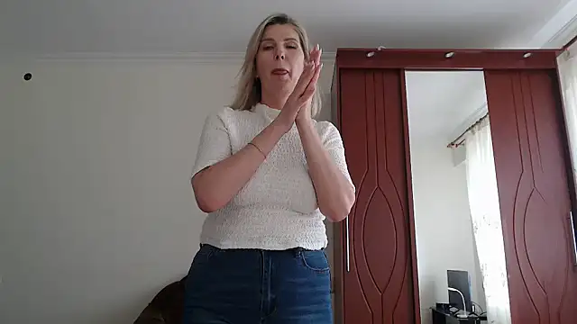 Snapshot of sensualEmilia chatting on November 2025 10:38:01 AM sensualEmilia online show from November 2025 10:38:01 AM