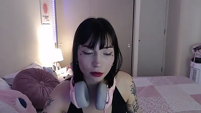 Snapshot of latinpetit chatting on March 2025 01:52:02 AM latinpetit online show from March 2025 01:52:02 AM