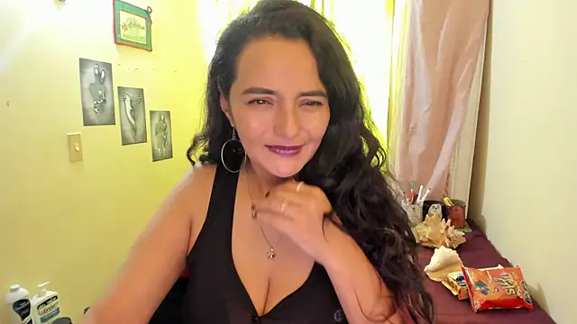 Snapshot of emma_luxy chatting on December 2024 01:13:02 PM emma luxy online show from December 2024 01:13:02 PM