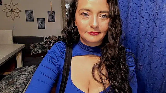 Snapshot of emma_luxy chatting on September 2025 10:32:01 PM emma luxy online show from September 2025 10:32:01 PM