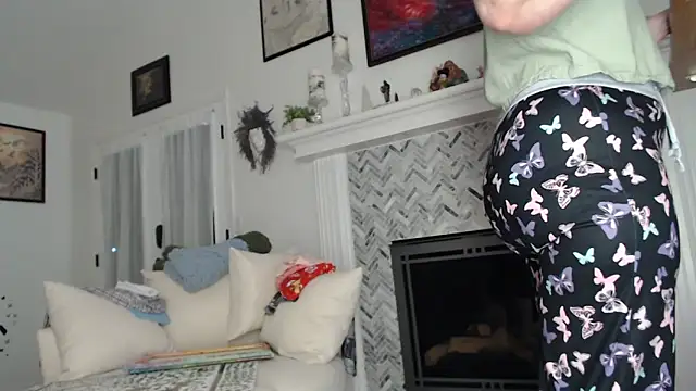 Snapshot of AuroraWillows chatting on October 2025 12:11:01 PM AuroraWillows online show from October 2025 12:11:01 PM