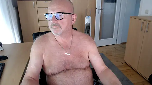 Snapshot of V2_Rotate chatting on July 2026 10:18:01 AM V2 Rotate online show from July 2026 10:18:01 AM